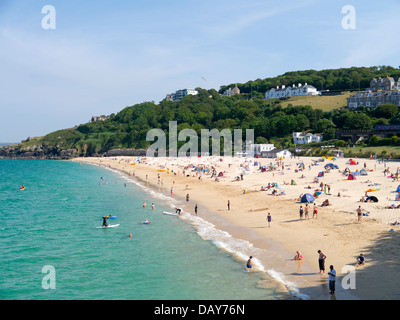 La plage de Porthminster à St Ives, Cornwall en Angleterre. Cornish populaire plage de sable sur un jour d'été. Banque D'Images