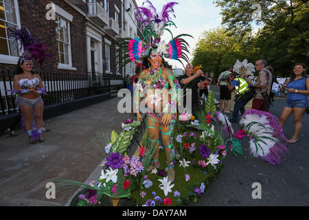 Liverpool, Royaume-Uni. 20 juillet, 2013. Le plus grand Festival & UKs brésilien Samba Carnival a eu lieu le samedi, 21 juillet 2013. Bandes de Samba du monde entier ont enfilé leurs costumes pour l'événement et la route était bordée par des milliers à travers le centre-ville qui souhaitent assister à l'événement annuel. Crédit : Christopher Middleton/Alamy Live News Banque D'Images