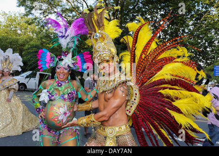 Liverpool, Royaume-Uni. 20 juillet, 2013. Le plus grand Festival & UKs brésilien Samba Carnival a eu lieu le samedi, 21 juillet 2013. Bandes de Samba du monde entier ont enfilé leurs costumes pour l'événement et la route était bordée par des milliers à travers le centre-ville qui souhaitent assister à l'événement annuel. Crédit : Christopher Middleton/Alamy Live News Banque D'Images