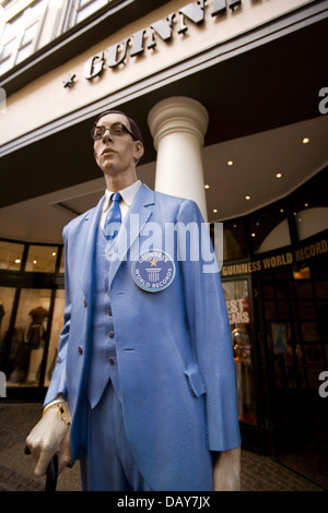 L'homme le plus grand du monde (en cire), Guinness World Records exposition sur la rue commerçante Stroget, à Copenhague, au Danemark. Banque D'Images