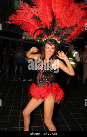 Liverpool, Royaume-Uni. 20 juillet, 2013. Le plus grand Festival & UKs brésilien Samba Carnival a eu lieu le samedi, 21 juillet 2013. Bandes de Samba du monde entier ont enfilé leurs costumes pour l'événement et la route était bordée par des milliers à travers le centre-ville qui souhaitent assister à l'événement annuel. Crédit : Christopher Middleton/Alamy Live News Banque D'Images