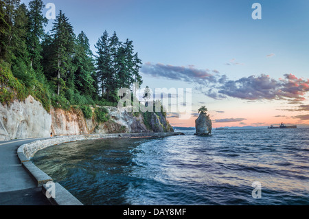 En regardant vers le sud sur une soirée d'été le long du Stanley Park seawall à Siwash Rock, Vancouver, BC, Canada. Banque D'Images