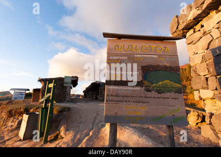 Un signe dans le village en haut du lac de cratère Quilotoa dans la région andine de l'Equateur Cotopaxi. La randonnée est ardu. Banque D'Images