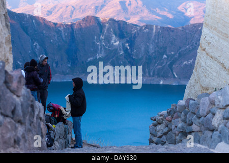 Les touristes visitent le lac de cratère de Quilotoa dans la région andine de l'Equateur Cotopaxi. C'est le coucher du soleil avec un bon éclairage Banque D'Images