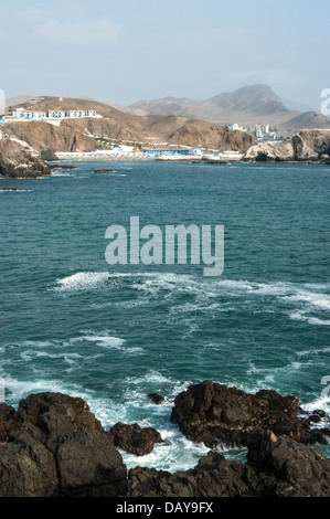 Plage de San Bartolo dans la province de Lima . Le Pérou. Banque D'Images