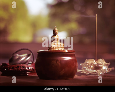 Petite statue de Bouddha méditant, fumeurs bâton d'encens et bouddhistes Tingsha chimes cloches vie encore artistique Banque D'Images