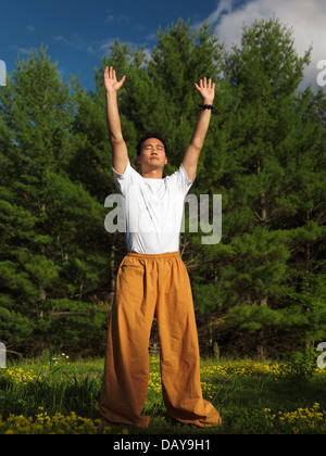 Licence disponible sur MaximImages.com - Portrait d'un homme pratiquant le lever du soleil Qi Gong méditation dans la nature. Qigong, kung de chi, gung de chi. Banque D'Images
