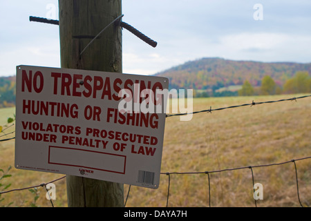 Pas Tresspassing signe sur une clôture de barbelés en face d'un champ et la montagne, Virginia, United States of America Banque D'Images