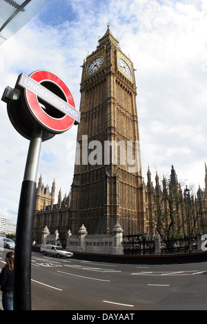 Vue générale du Big Ben et un panneau d'entrée de Métro, Londres, Angleterre Banque D'Images