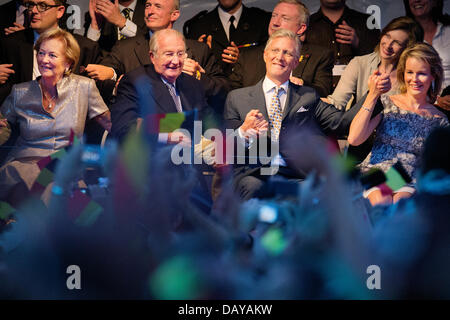 Bruxelles, Belgique. 20 juillet, 2013. Le Roi Albert, La Reine Paola, le Prince Philippe et la Princesse Mathilde assister au concert prélude la Journée nationale au Palais des Beaux Arts et le Concert au Bal National Marolles à Bruxelles, Belgique 20 juillet 2013. Photo : Patrick van Katwijk/dpa/Alamy Live News Banque D'Images