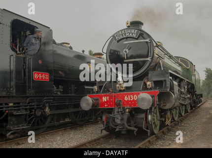 Deux trains à vapeur sur le milieu ferroviaire Norfolk. Banque D'Images