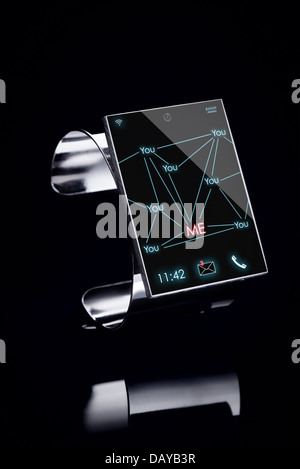 Smart Watch Internet moderne sur fond noir -- Tous les textes, icônes, interfaces d'ordinateur où créé à partir de rien par moi-même. Banque D'Images