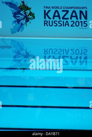 Championnat du Monde FINA 'Kazan Russie 2015" se lit une bannière pendant le duo de natation synchronisée techniques préliminaires de la 15e Championnats du Monde de Natation FINA au Palau Sant Jordi Arena de Barcelone, Espagne, 21 juillet 2013. Photo : Friso Gentsch/dpa Banque D'Images