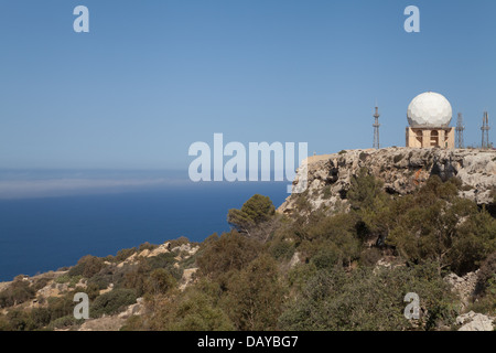 Les falaises de Dingli, radar, Malte. Banque D'Images