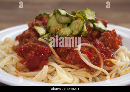 La cuisine italienne : pâtes avec du jus de tomates , courgettes frites et thon Banque D'Images