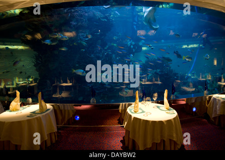 Le Al Mahara (aquarium) Restaurant, Burj al-Arab, Dubaï, Émirats Arabes Unis Banque D'Images