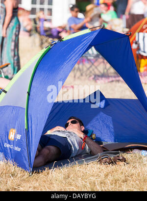 Oakhampton, Royaume-Uni. 20 juillet, 2013. Un homme prend une sieste dans une tente à Chagstock, un petit festival de musique près de Okehampton, Devon. Le sold out cas vu festivaliers profitant du temps chaud et ensoleillé que le panier a UK a récemment. Le Met Office a dévalorisé le niveau d'alerte de canicule, mais les températures devraient augmenter de nouveau au cours de la semaine prochaine. 20 Juillet 2013 Crédit : Adam Gasson/Alamy Live News Banque D'Images