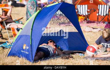 Oakhampton, Royaume-Uni. 20 juillet, 2013. Un homme prend une sieste dans une tente à Chagstock, un petit festival de musique près de Okehampton, Devon. Le sold out cas vu festivaliers profitant du temps chaud et ensoleillé que le panier a UK a récemment. Le Met Office a dévalorisé le niveau d'alerte de canicule, mais les températures devraient augmenter de nouveau au cours de la semaine prochaine. 20 Juillet 2013 Crédit : Adam Gasson/Alamy Live News Banque D'Images