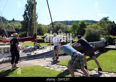 Crinan Canal, UK. 20 juillet, 2013. Travail dur d'ouvrir les écluses sur le Canal de Crinan dans la chaleur Crédit : PictureScotland/Alamy Live News Banque D'Images