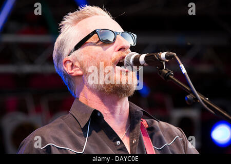 Oakhampton, Royaume-Uni. 20 juillet, 2013. Billy Bragg fonctionne à Chagstock, un petit festival de musique près de Okehampton, Devon. Le sold out cas vu festivaliers profitant du temps chaud et ensoleillé que le panier a UK a récemment. Le Met Office a dévalorisé le niveau d'alerte de canicule, mais les températures devraient augmenter de nouveau au cours de la semaine prochaine. 20 Juillet 2013 Crédit : Adam Gasson/Alamy Live News Banque D'Images