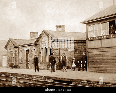 La gare de Foulridge et signal fort au début des années 1900 Banque D'Images