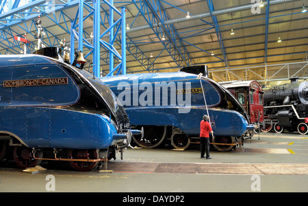 York Angleterre .A4 des locomotives à vapeur du Pacifique 4489 Dominion du Canada et 4468 Mallard se tenir fièrement dans le National Railway Museum Banque D'Images