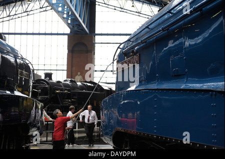 York Angleterre .A4 pacific locomotive à vapeur 4489 Dominion du Canada obtient un polish à partir d'un des employés du musée des chemins de fer nationaux du Canada Banque D'Images