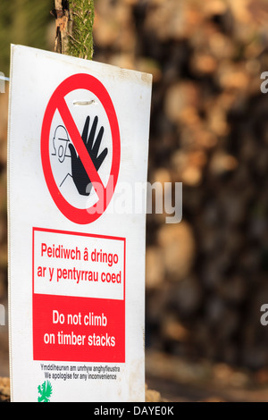 Danger Ne pas monter sur les piles de bois sign Banque D'Images