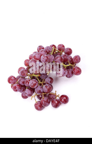 Grappe de raisin rouge isolé sur fond blanc Banque D'Images