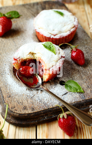 Cupcakes avec de la confiture de fraise, de l'alimentation close up Banque D'Images