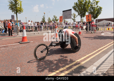 Para triathlon Tri-1 séries nationales à Liverpool docks vainqueur Phil Hogg Joseph Townsend deuxième super monter les athlètes masculins Banque D'Images