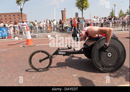 Para triathlon Tri-1 séries nationales à Liverpool docks vainqueur Phil Hogg Joseph Townsend deuxième super monter les athlètes masculins Banque D'Images