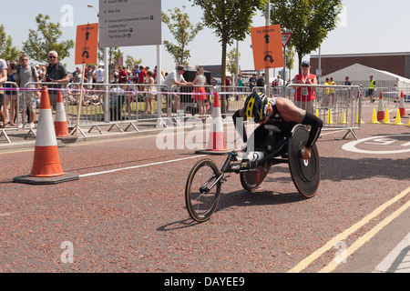 Para triathlon Tri-1 séries nationales à Liverpool docks vainqueur Phil Hogg Joseph Townsend deuxième super monter les athlètes masculins Banque D'Images