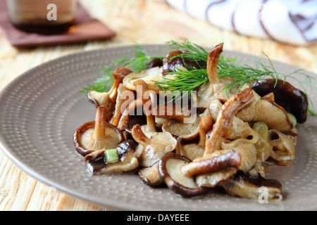 Poêlée de champignons shiitake sur une assiette, Close up Banque D'Images