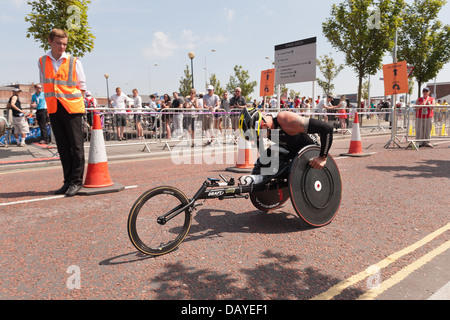 Para triathlon Tri-1 séries nationales à Liverpool docks vainqueur Phil Hogg Joseph Townsend deuxième super monter les athlètes masculins Banque D'Images