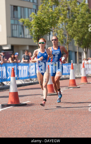 Charlotte Mcshane Australie et Emma Pallant GBR Élite Distance Triathlon Sprint Femmes athlètes suprême fit super et rapide Banque D'Images