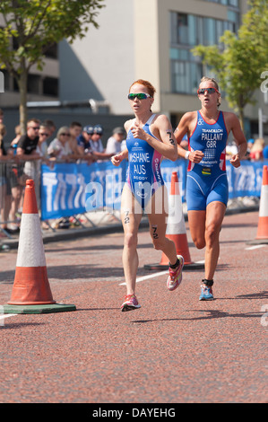 Charlotte Mcshane Australie et Emma Pallant GBR Élite Distance Triathlon Sprint Femmes athlètes suprême fit super et rapide Banque D'Images