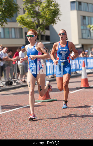 Charlotte Mcshane Australie et Emma Pallant GBR Élite Distance Triathlon Sprint Femmes athlètes suprême fit super et rapide Banque D'Images