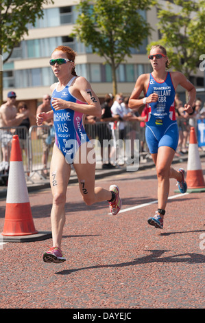 Charlotte Mcshane Australie et Emma Pallant GBR Élite Distance Triathlon Sprint Femmes athlètes suprême fit super et rapide Banque D'Images