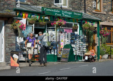 Deux randonneurs à l'extérieur du magasin du Village & bureau de poste, Penrith, Parc National de Lake District, Cumbria, Angleterre, Royaume-Uni Banque D'Images