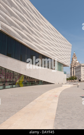 Musée de Liverpool spacieux contre blue ciel ensoleillé à côté de trois grâces des formes lignes architecturales Banque D'Images