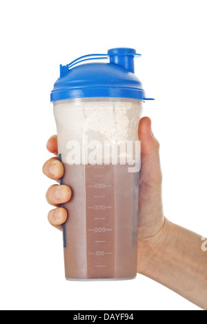 Le poing de l'homme tenant le chocolat d'après entraînement whey protein shake, prêt à boire, isolated on white Banque D'Images