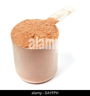 Une boule de poudre de protéine de petit lait au chocolat isolé sur fond blanc Banque D'Images