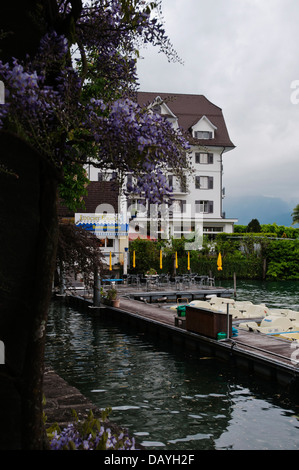 Pour l'amarrage des bateaux et yachts sur le lac de Lucerne, à proximité de l'hôtel,Weggis Suisse Banque D'Images