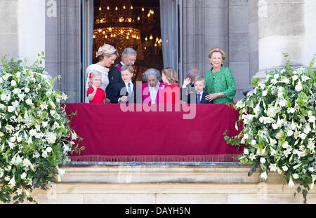 Bruxelles, Belgique. 21 juillet, 2013. Nouveau Roi Philippe de Belgique et la Reine Mathilde salue avec (L-R) La princesse Léonore, le Prince Gabriel, La Reine Fabiola, La Princesse Elisabeth, le Prince Emmanuel et la Reine Paola depuis le balcon du Palais Royal de Bruxelles (Belgique), le 21 juillet 2013, la Journée nationale du pays. Photo : Albert Nieboer/dpa/Alamy Live News Banque D'Images
