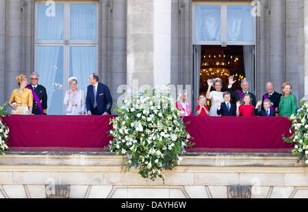 Bruxelles, Belgique. 21 juillet, 2013. La famille royale avec la Princesse Claire, le Prince Laurent, la Princesse Astrid, le Prince Lorenz (à gauche balcon, L-R) et le nouveau roi Philippe de Belgique et la Reine Mathilde (à droite) salue avec balcon (L-R) La Reine Fabiola, La princesse Léonore, le Prince Gabriel, La Princesse Elisabeth, le Prince Emmanuel, le Roi Albert et La Reine Paola depuis le balcon du Palais Royal de Bruxelles (Belgique), le 21 juillet 2013, la Journée nationale du pays. Photo : Albert Nieboer/dpa/Alamy Live News Banque D'Images