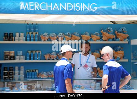 Barcelone, Espagne. 21 juillet, 2013. La marchandise est vendue au Palau Sant Jordi dans la 15e Championnats du Monde de Natation FINA à Barcelone, Espagne, 21 juillet 2013. Photo : Friso Gentsch/dpa/Alamy Live News Banque D'Images