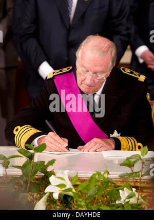 Le Roi Albert II de Belgique signe son abdication durant la cérémonie au Palais Royal de Bruxelles (Belgique). Le Prince Philippe va succéder à son père Photo : PRE-Albert Ph. van der Werf/ Pays-bas OUT Banque D'Images