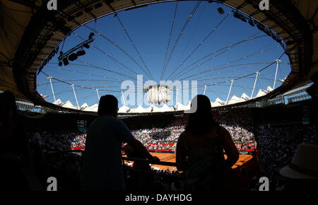 Le soleil brille dans le centre court lors de la finale entre l'Italie et de Fabio Fognini Federico Delbonis grom argentine au tournoi ATP à Hambourg, Allemagne, 21 juillet 2013. Photo : AXEL HEIMKEN Banque D'Images