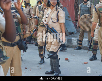 Srinagar, Cachemire indien le 20 juillet 2013. Les policiers indiens au cours d'affrontements dans la région de Srinagar, capitale de l'été le Cachemire sous administration indienne . La région de l'Himalaya, contestée par l'Inde et le Pakistan est resté fermé pour la troisième journée consécutive dimanche contre l'assassinat de quatre musulmans par les forces de sécurité indiennes dans la région de Ramban sur Crédit Jeudi : Sofi Suhail/Alamy Live News Banque D'Images